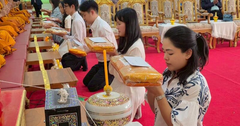 ทำบุญเลี้ยงพระเพลถวายชุดบังสุกุลอุทิศส่วนกุศลเนื่องในวันคล้ายวันเสียชีวิต(17 สิงหาคม 2555)ดร.ประภา ภักดิ์โพธิ์